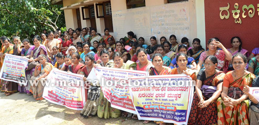 Anganwadi workers demand return of  cut honorarium 1